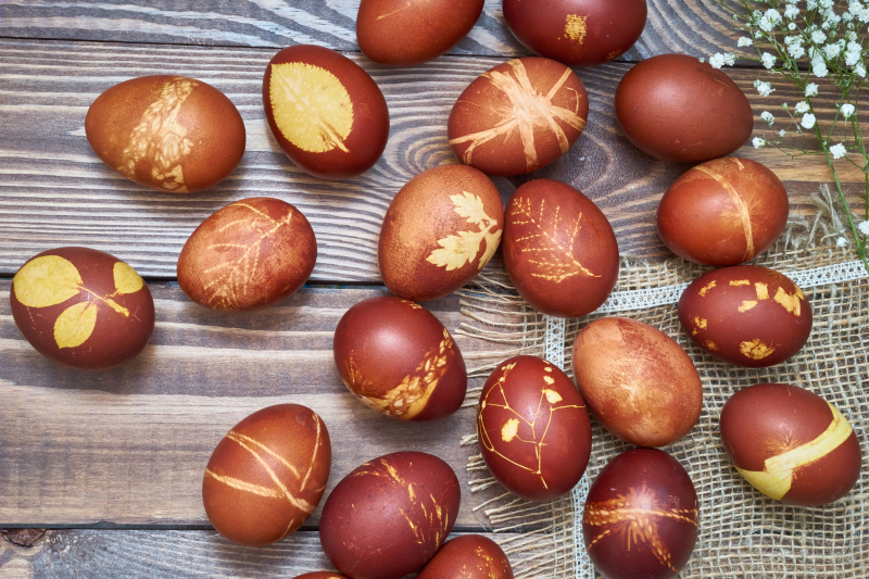 Πώς βάφουμε αυγά με μωβ κρεμμύδι
