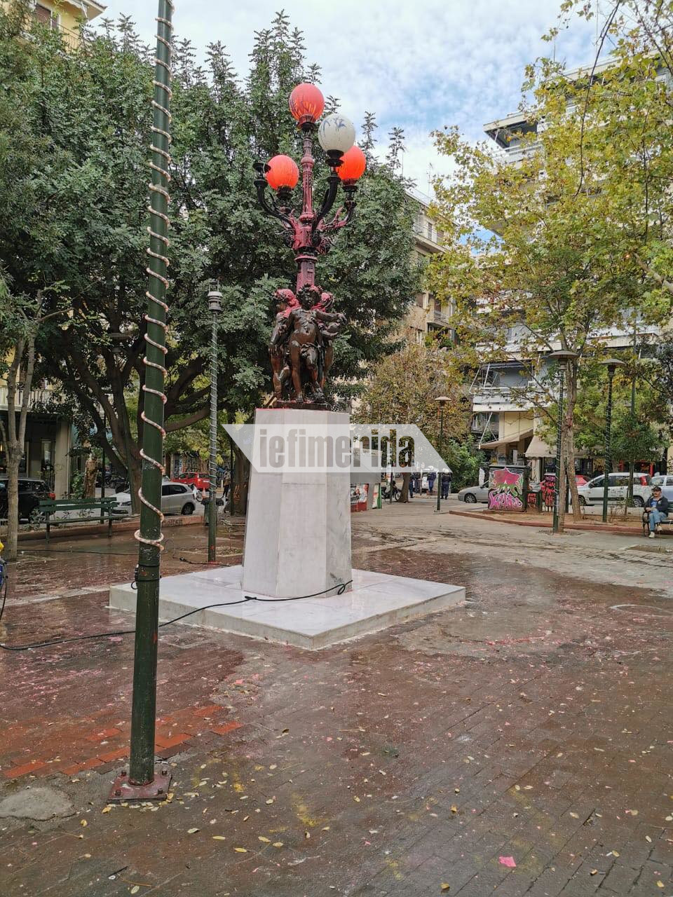 Οι Τρεις Έρωτες βάφτηκαν κόκκινοι από τις μπογιές που πέταξαν άγνωστοι.