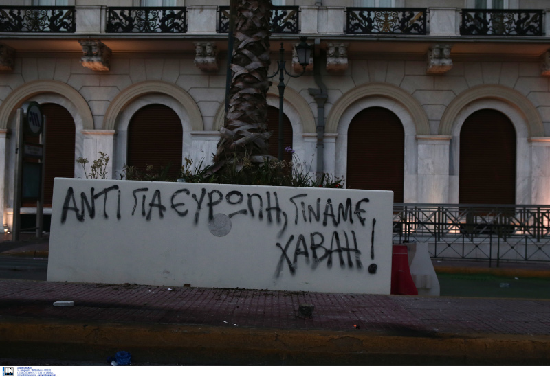 Μεγάλος Περίπατος της Αθήνας καταστροφές και γκράφιτι