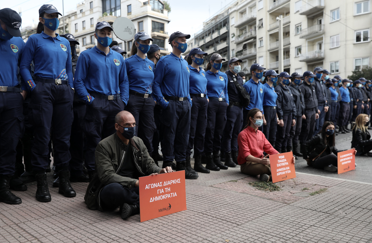 Βαρουφάκης και μέλη του Μερα25 σε καθιστική διαμαρτυρία μπροστά από ένστολους