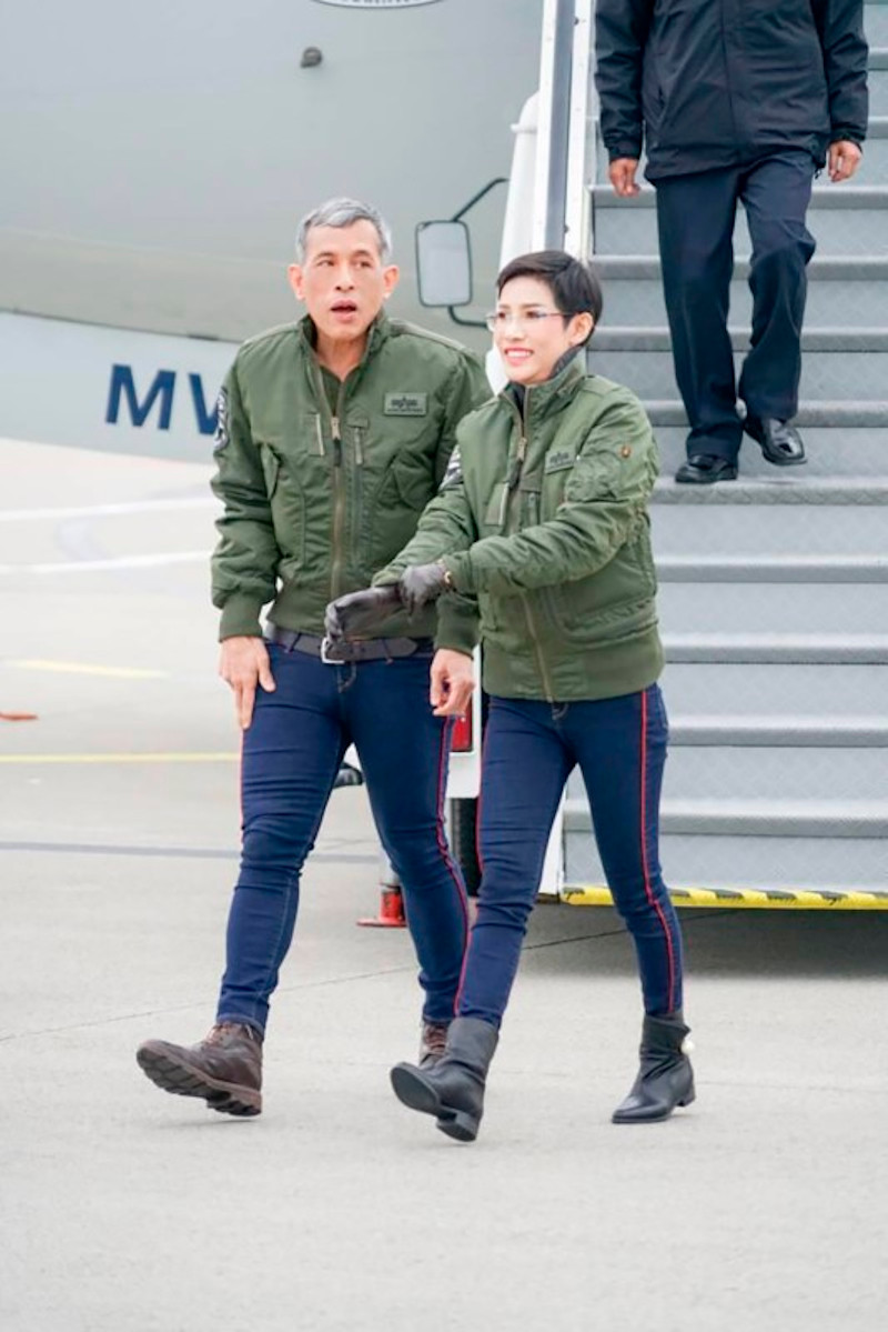 Ο βασιλιάς της Ταϊλάνδης με την ερωμένη του, Σινεενάτ