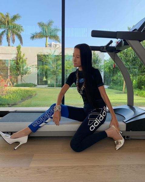 Η Vera Wang λατρεύει τααθλητικά και δεν διστάζει να τα φορέσει με ψηλοτάκουνες γόβες