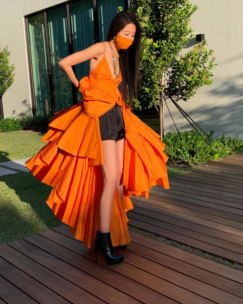 Με πορτοκαλί φόρεμα και καυτό μαύρο σορτς η Vera Wang