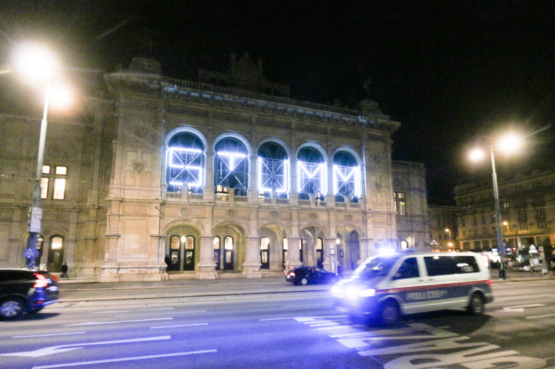 Περιπολικά έξω από την Όπερα της Βιέννης την ώρα των επιθέσεων 