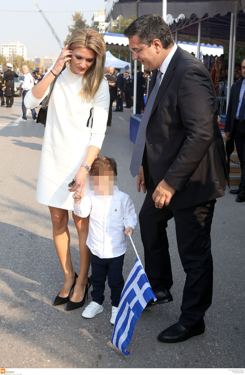 Ελενα Βλάχου-Απόστολος Τζιτζικώστας με τον γιο τους στην παρέλαση 28 Οκτωβρίου 2019