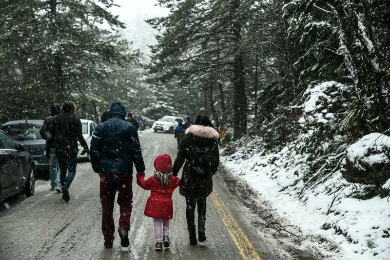Γονείς πήραν τα παιδιά τους για μια βόλτα στη χιονισμένη Πάρνηθα
