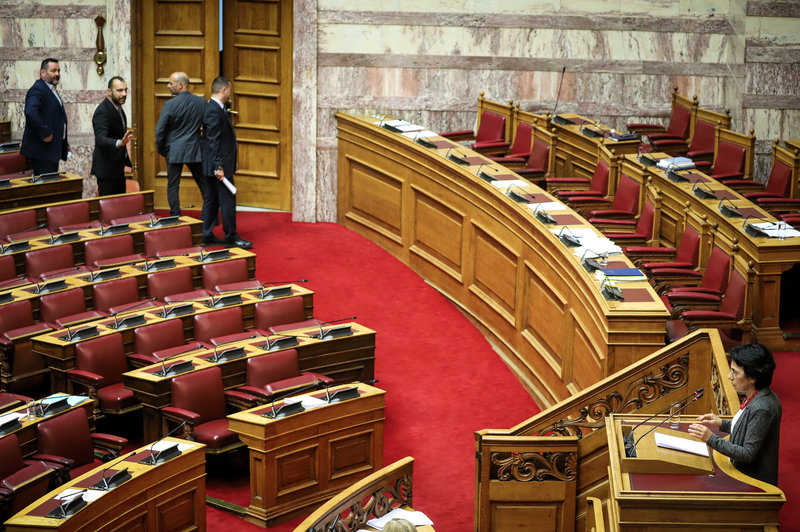 Βουλευτές της ΧΑ αποχωρούν από την Ολομέλεια της Βουλής