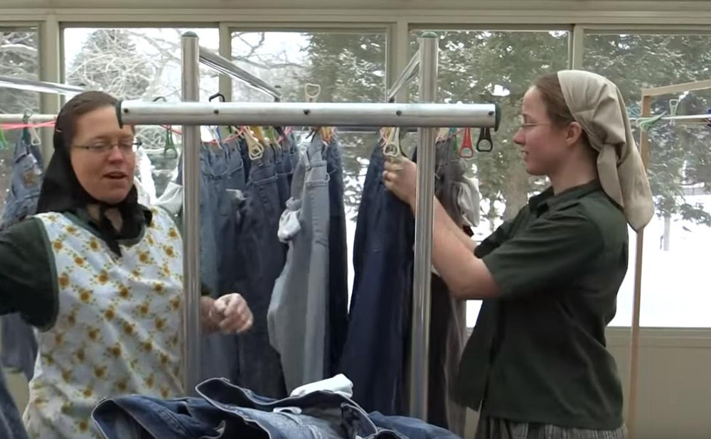 Κάποιες από τις γυναίκες της κοινότητας ασχολούνται με το πλύσιμο των ρούχων 