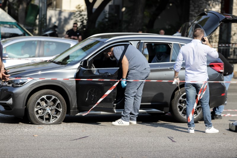 Από το σημείο της επίθεσης έχουν περισυλλέγει 16 κάλυκες. Οι κάλυκες από το καλάσνικοφ των δραστών και από εννιάρι πιστόλι που βρέθηκαν στον τόπο της επίθεσης, μεταφέρθηκαν στα εργαστήρια της Διεύθυνσης Εγκληματολογικών ερευνών για βαλλιστική εξέταση.