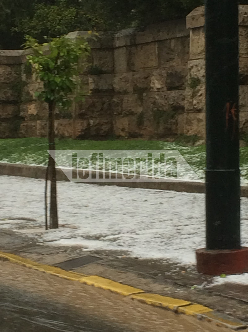 Τα πεζοδρόμια στη λεωφόρο Αμαλίας είχαν καλυφθεί από το χαλάζι που έπεσε