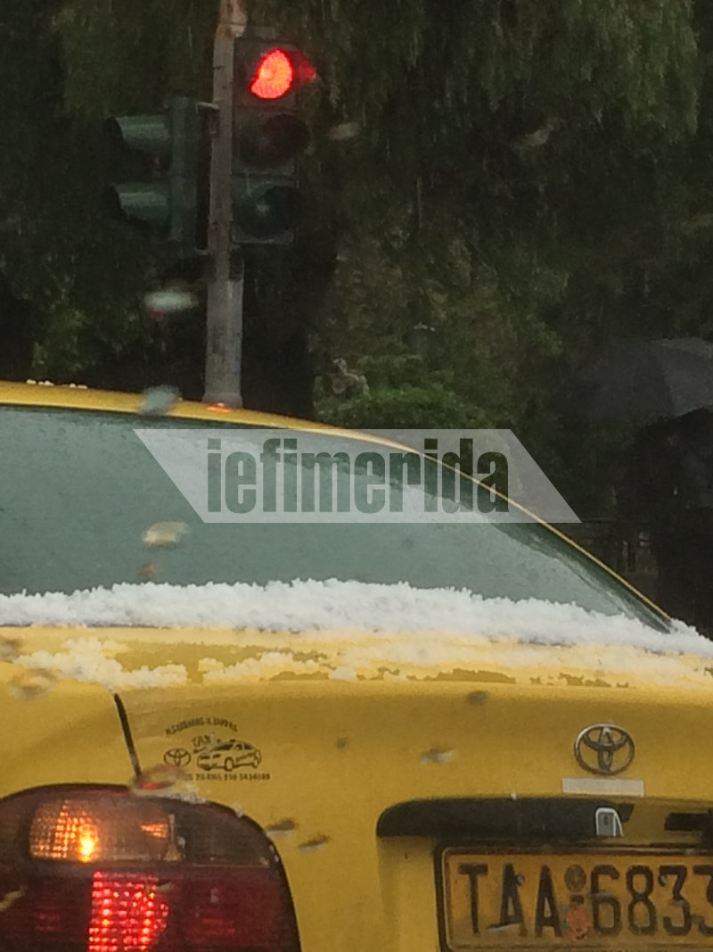 να χαλί από χαλάζι σκέπασε τα αυτοκίνητα στη λεωφόρο Αμαλίας