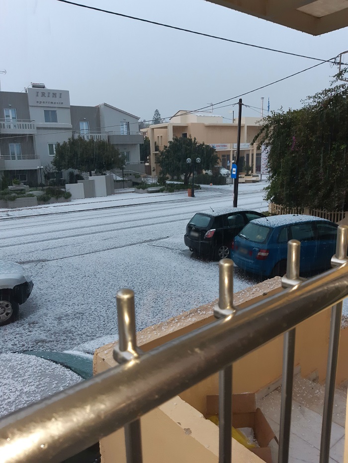 Δρόμοι και οροφές αυτοκινήτων άσπρισαν από το χαλάζι 