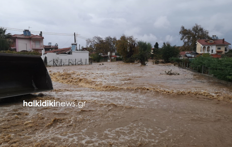 Η κακοκαιρία μετέτρεψε τους δρόμους της Ολυμπιάδας σε ποτάμι / Φωτογραφία: halkidikinews.gr
