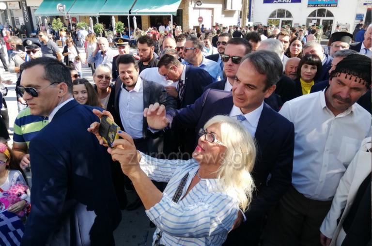 Μια γυναίκα βγάζει selfie με τον πρωθυπουργό