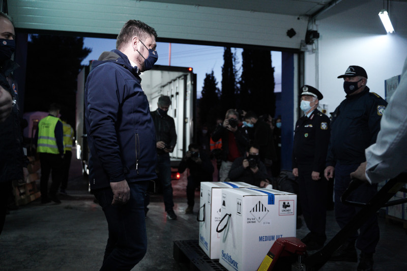 O Νίκος Χαρδαλιάς κατά την υποδοχή των πρώτων εμβολίων στην Ελλάδα