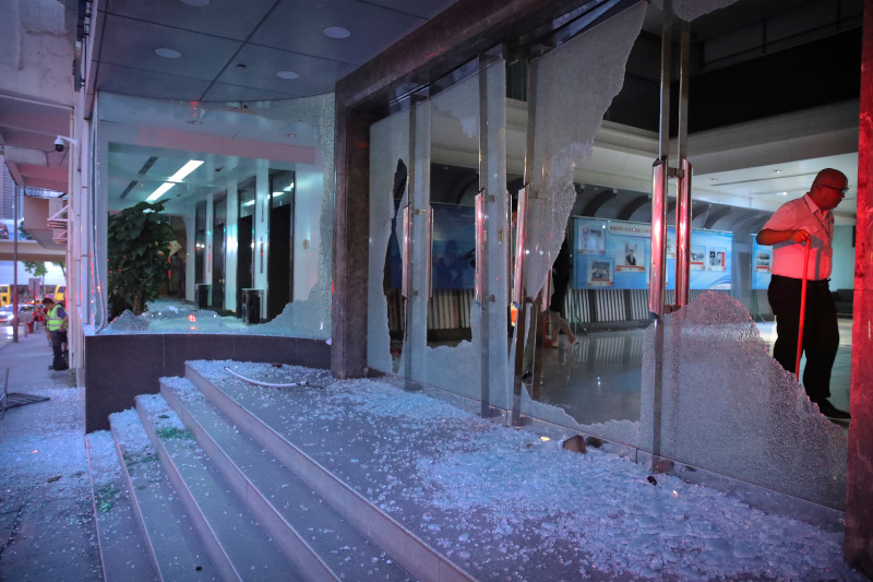 Τα γραφεία του κινεζικού πρακτορείου ειδήσεων έγινε στόχος διαδηλωτών / Φωτογραφία: AP