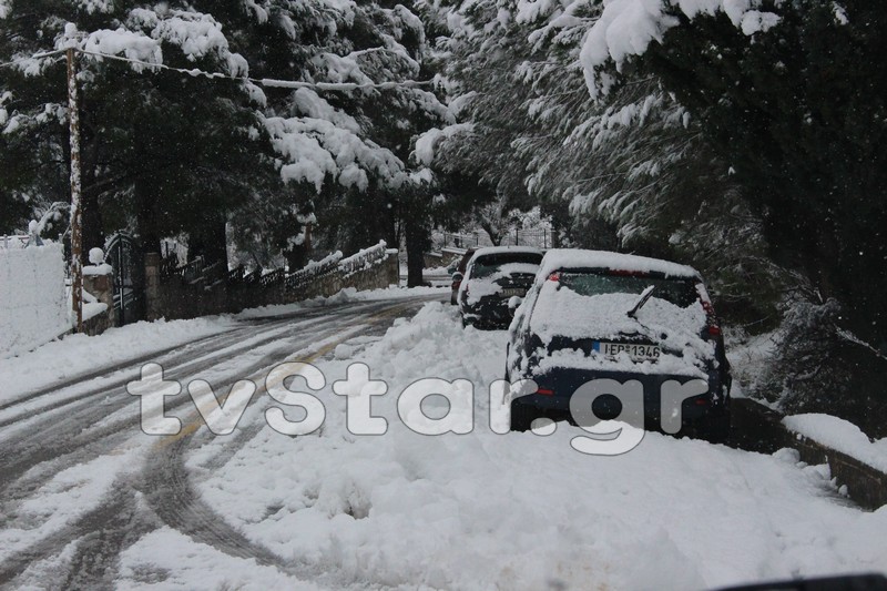 Χιόνια σε γειτονιά στη Βοιωτία