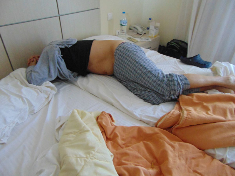 Αστυνομικός πεσμένος στο κρεβάτι του ξενοδοχείου μετά τον ξυλοδαρμό από κατοίκους του νησιού