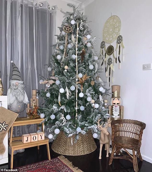 χριστουγεννιάτικο δέντρο με λευκές μπάλες