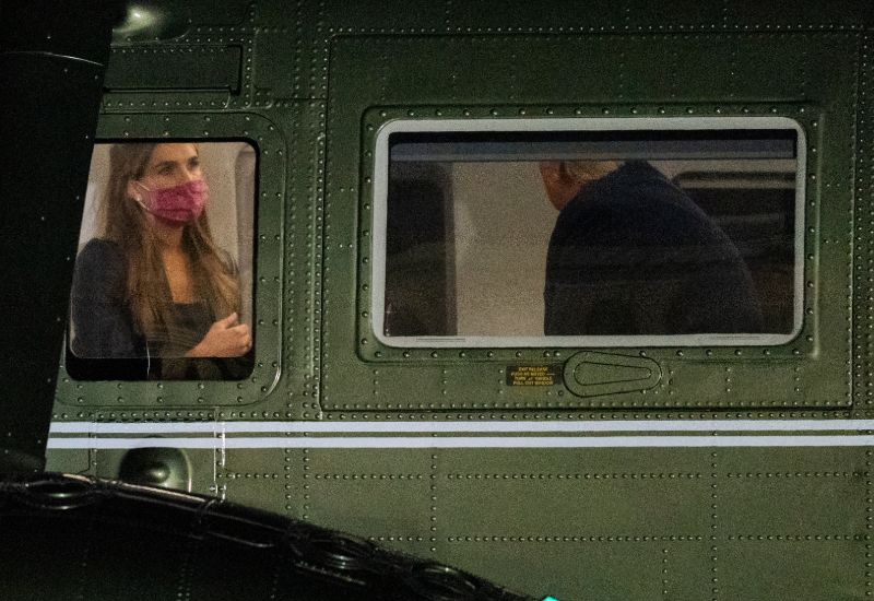 Η Χόουπ Χικς στο ελικόπτερο με τον πρόεδρο Ντόναλντ Τραμπ. Σε αυτή την περίπτωση φορούσε μάσκα 