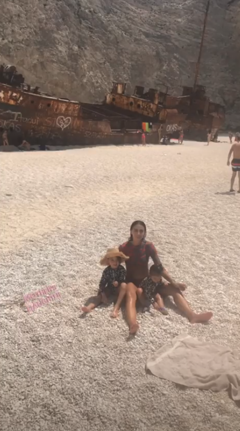Η Ολυμπία Χοψονίδου ποζάρει αγκαλιά με δύο από τα παιδιά της στο Ναυάγιο της Ζακύνθου / Φωτογραφία: Instagram