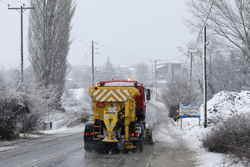  Τα εκχιονιστικά μηχανήματα ανοίγουν τον δρόμο 