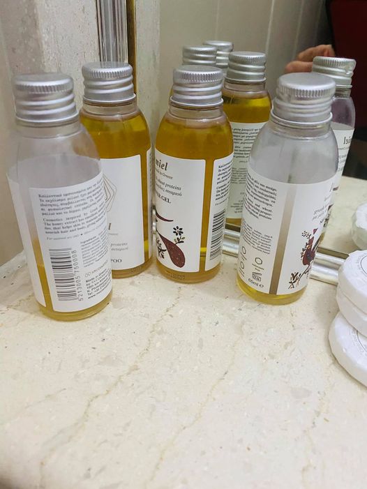 Τα μισο-χρησιμοποιημένα προϊόντα στο μπάνιο του ξενοδοχείου όπου μεταφέρθηκε