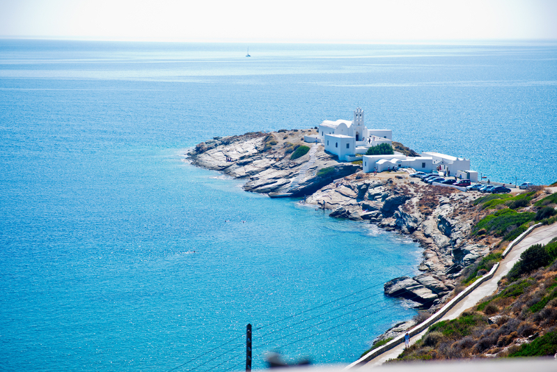 Η Παναγιά Χρυσοπηγή στον βράχο