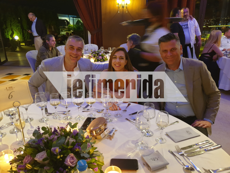 Ο δικηγόρος Δημήτρης Χριστόπουλος και η σύζυγός του Μαρία με τον Κώστα Μπιμπλή 