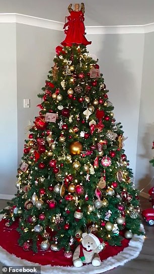 χριστουγεννιάτικο δέντρο με κόκκινες μπάλες και στολίδια