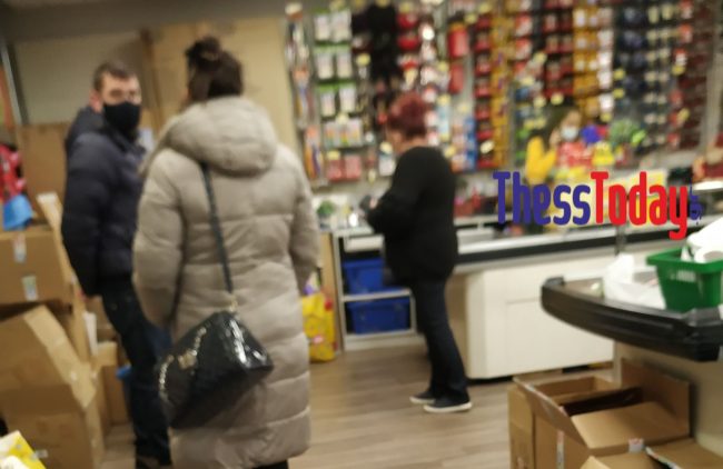 Εμπορικά καταστήματα ανοιχτά με πελάτες παρά το lockdown