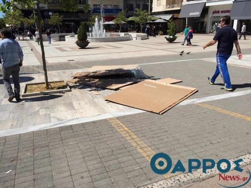 Μια ακόμη φωτογραφία από το ισοπεδωμένο εκλογικό κιόσκι των χρυσαυγιτών