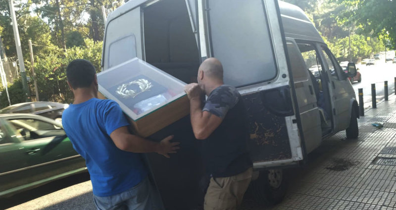 Στιγμιότυπο από την... εκκένωση του κτιρίου της Χρυσής Αυγής