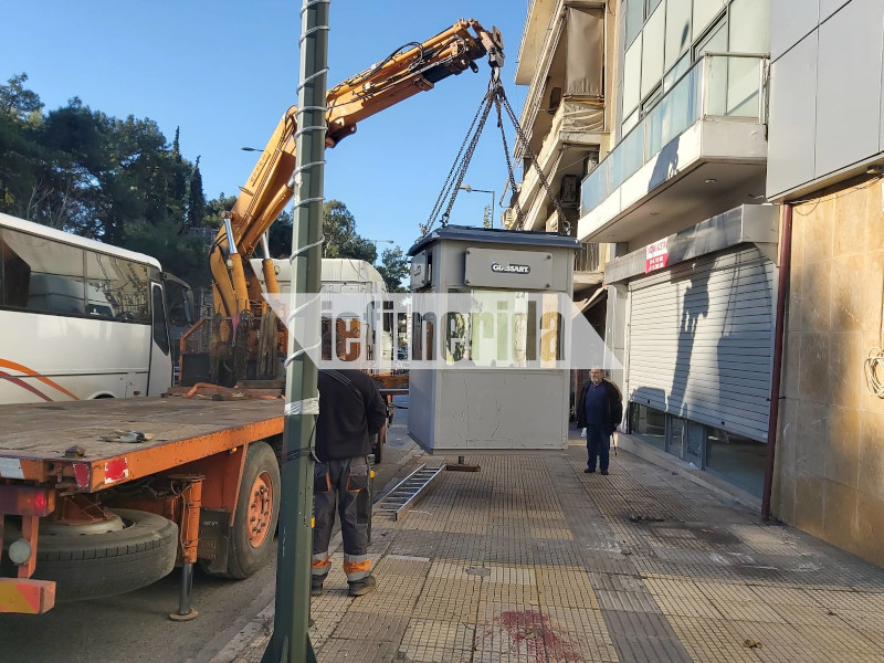 Η στιγμή που το φυλάκιο απομακρύνεται από τα παλιά γραφεία της Χρυσής Αυγής