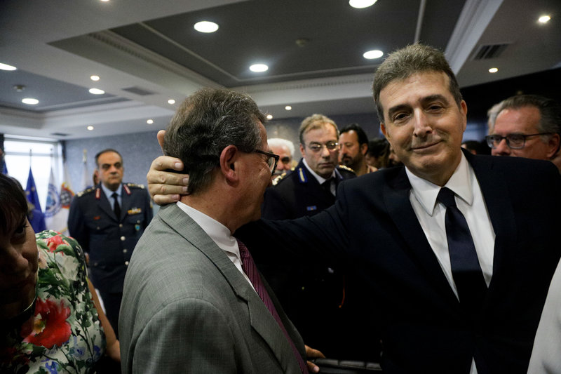 Ο νέος υπουργός Προστασίας του Πολίτη Μιχάλης Χρυσοχοϊδης συνομιλεί με τον Γιάννη Ρουμπάτη κατά την τελετή παράδοσης - παραλαβής στο Υπουργείου Προστασίας του Πολίτη