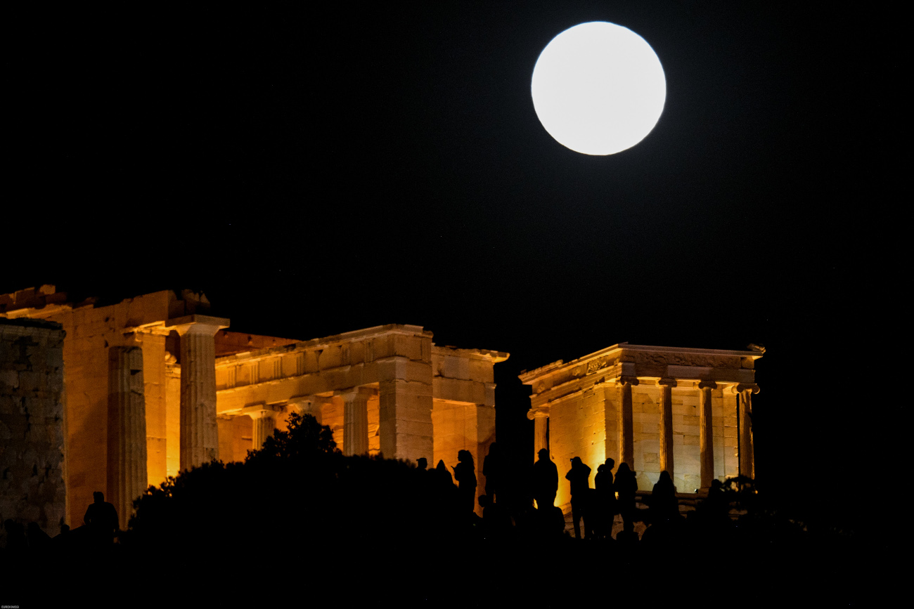 Κόσμος στον ιερό βράχο της Ακρόπολης βλέπει το φεγγάρι