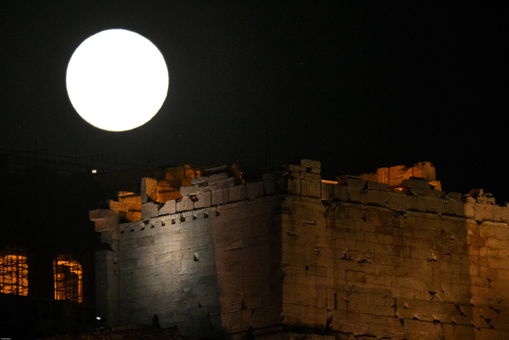 Υπερπανσέληνος πάνω από τον ιερό βράχο της Ακρόπολης