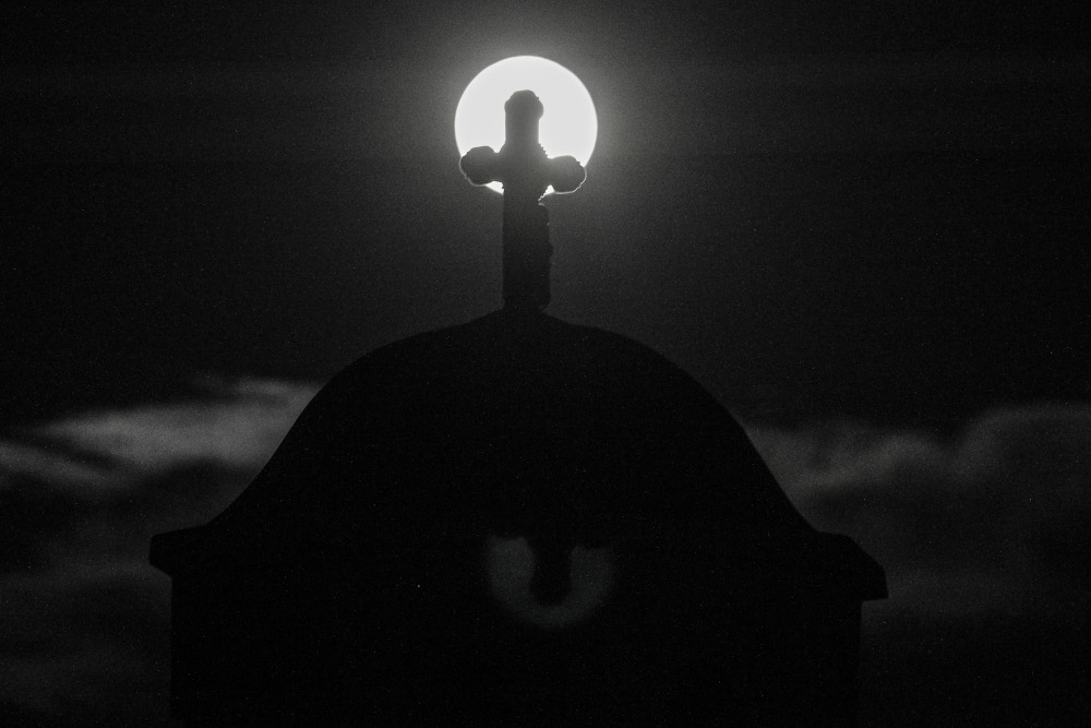 Το φεγγάρι πάνω από τον τρούλο εκκλησίας
