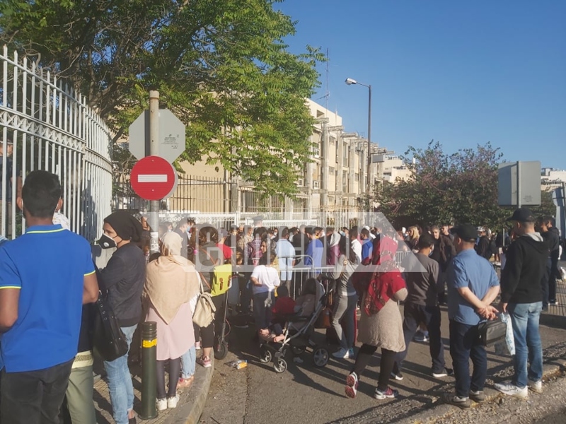 Συνωστισμός έξω από την Υπηρεσία Ασύλου