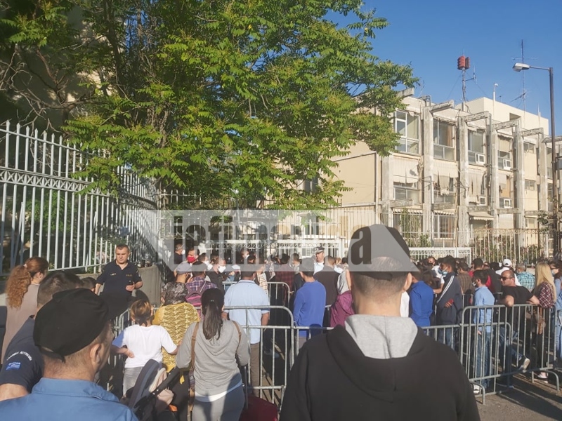 Συνωστισμός έξω από την Υπηρεσία Ασύλου