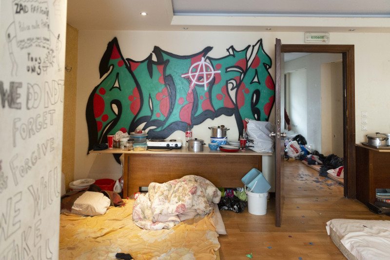 Στρώματα στο πάτωμα και κουζινικά σκεύη σε ένα από τα δωμάτια όπου διέμεναν 138 πρόσφυγες και μετανάστες.