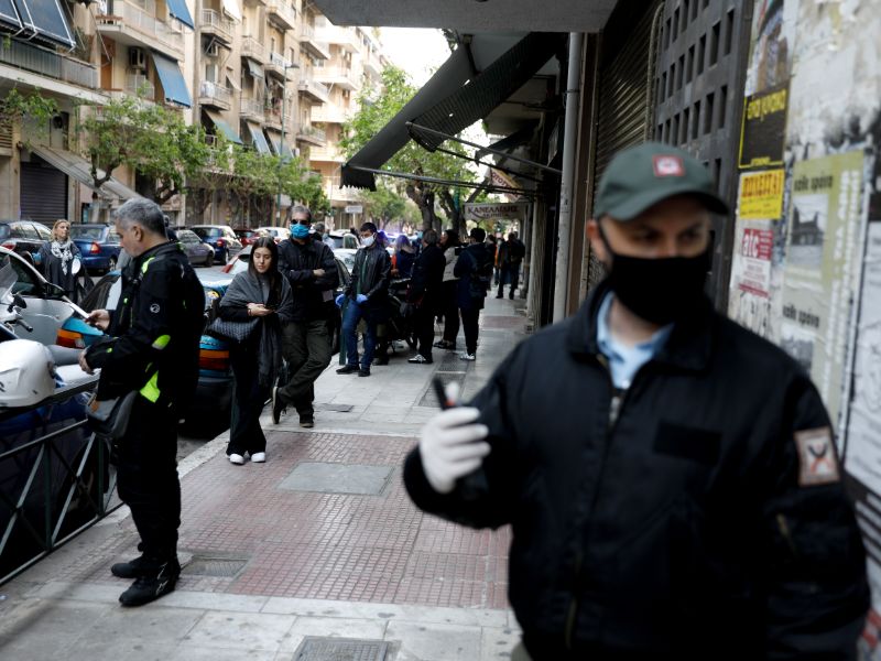 Αρση Μέτρων Στο σημείο έφτασαν άνδρες της Δημοτικής Αστυνομίας προκειμένου να διατηρηθούν οι αποστάσεις ασφαλείας ανάμεσα στους πολίτες