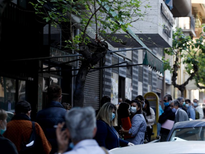 Φορώντας μάσκες οι περισσότεροι, αλλά χωρίς να διατηρούν απόσταση ασφαλείας πολίτες έξω από το υποθηκοφυλακείο