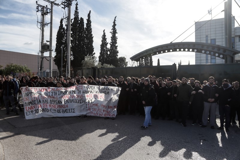 Φοιτητές έξω από το υπουργείο Παιδείας