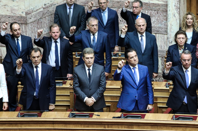 Οι υπουργοί της κυβέρνησης Μητσοτάκη στα υπουργικά έδρανα