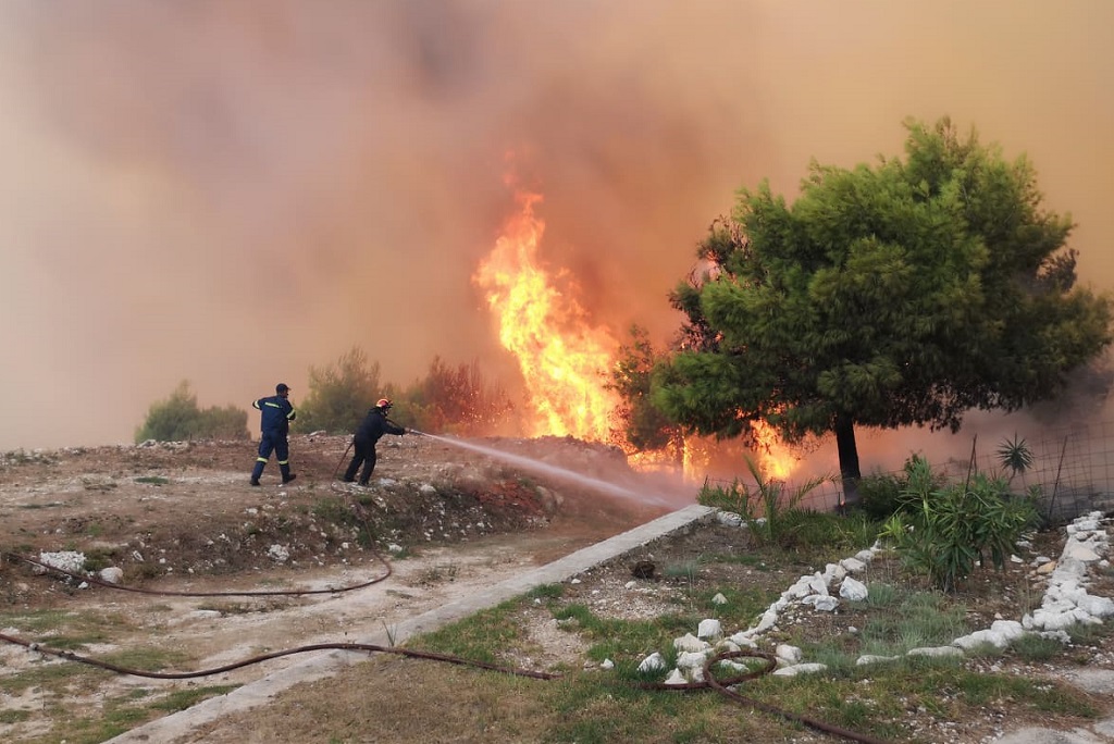 Πυροσβέστες σβήνουν φωτιά σε αυλή