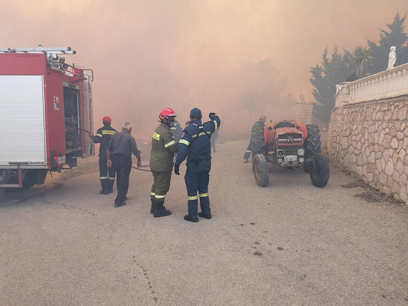 Πυροσβέστες με μάσκες στο χωριό