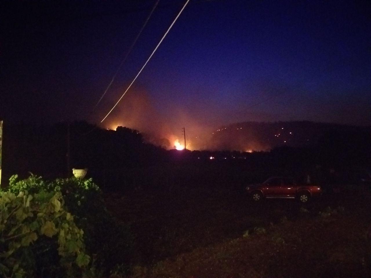 Οι άνεμοι έχουν κοπάσει αρκετά αλλά υπάρχουν πολλές εστίες σε μέτωπο χιλιομέτρων