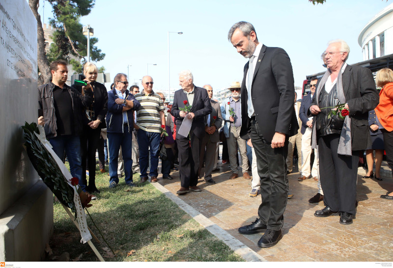 ζερβας καταθέτει στεφανι