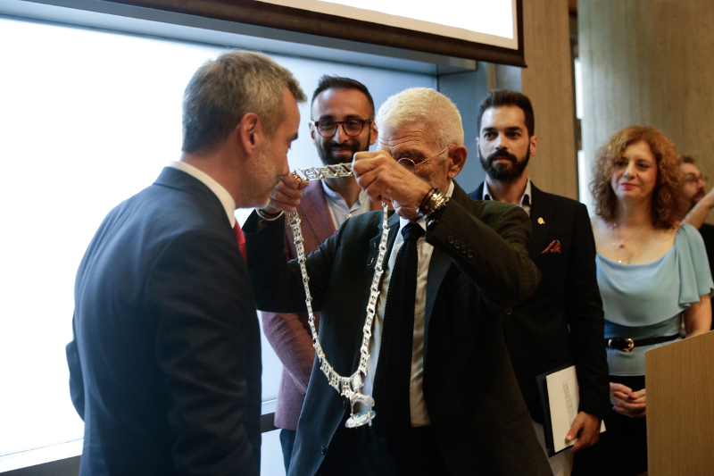 Ο Γιάννης Μπουτάρης παρέδωσε στον Κωνσταντίνο Ζέρβα το πολύτιμο περιδέραιο, που φορά ο δήμαρχος στις επίσημες εκδηλώσεις /Φωτογραφία: SOOC